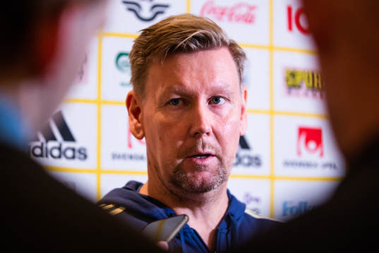 Assisterande förbundskapten Peter Wettergren blir intervjuad i den mixade zonen med Sveriges fotbollslandslag den 18 november 2018 i Stockholm. 
