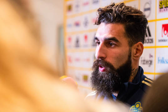 Jimmy Durmaz blir intervjuad i den mixade zonen med Sveriges fotbollslandslag den 18 november 2018 i Stockholm. 