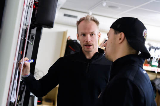 Frölundas assisterande tränare Johan Lundskog innan en