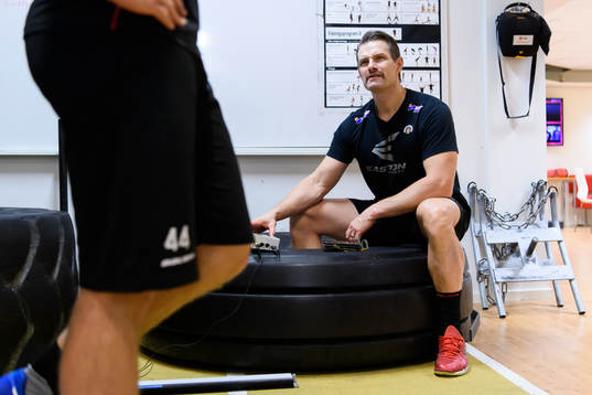 Frölundas naprapat Martin Söderblom innan en