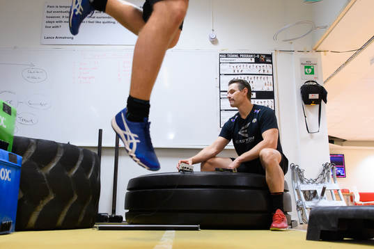 Frölundas naprapat Martin Söderblom innan en