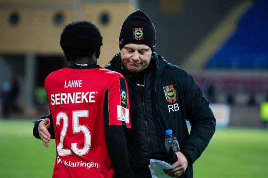 Brommapojkarnas Jack Lahne kramas om av tränare Roberth