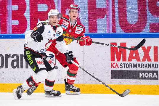 Malmö Redhawks Johan Olofsson och Moras Emil Bejmo