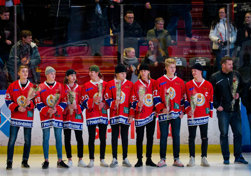 Örebros läns tv-pucklag blir hyllade i pausen