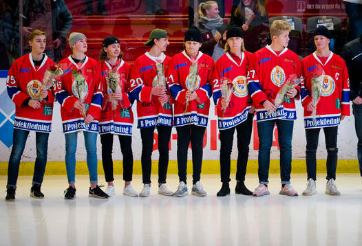 Örebros läns tv-pucklag blir hyllade i pausen