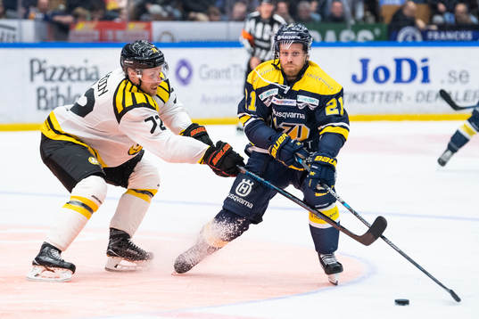 s Mattias Tedenby i kamp om pucken