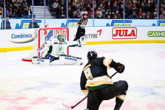 Frölundas Viktor Ekbom skjuter mot Färjestads målvakt