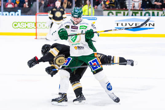 Färjestads Linus Johansson tacklar Frölundas Chay Genoway