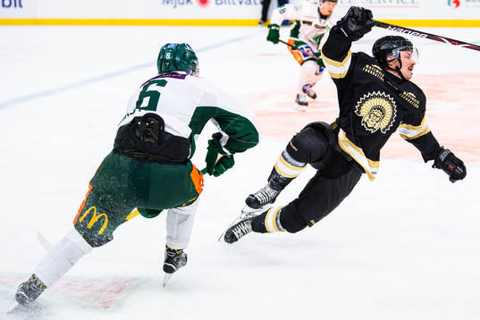 Färjestads Mikael Wikstrand tacklar Frölundas Patrik