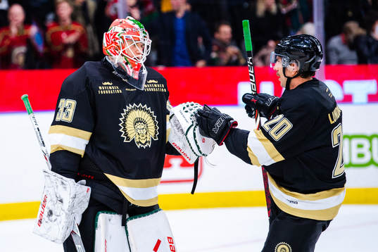 Frölundas målvakt Johan Mattsson och Joel Lundqvist jublar