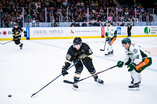 Frölundas Rhett Rakhshani och Färjestads Axel Ottosson