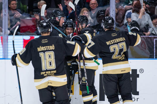 Frölundas Rhett Rakhshani (mitten) jublar med lagkamrater