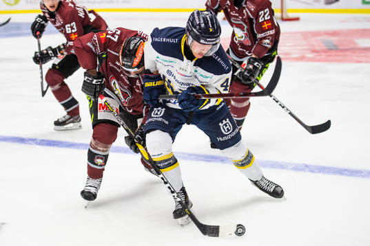 s Johan Johnsson i kamp om pucken