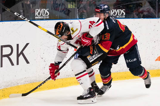 Örebros Nick Ebert i kamp om pucken med Djurgårdens Tom