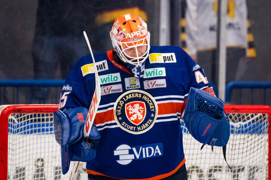 Växjös målvakt Viktor Andrén jublar