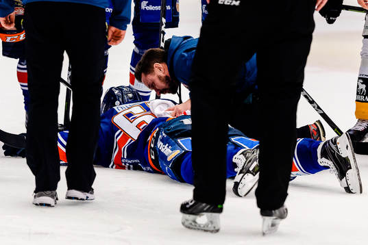 Växjös massör Lenny Anderlycke hjälper Växjös Linus