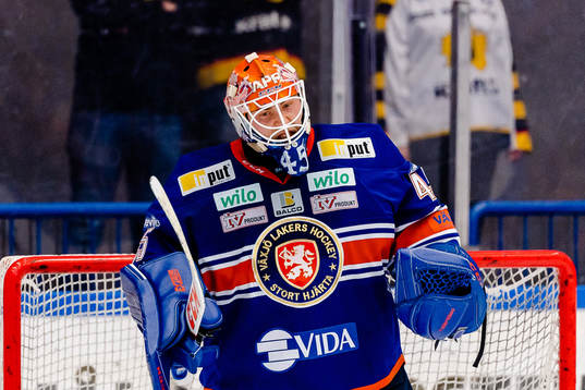 Växjös målvakt Viktor Andrén jublar