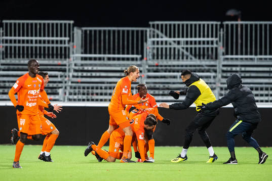 AFC Eskilstunas Bajram Ajeti jublar med lagkamrater efter att han gjort 1-2