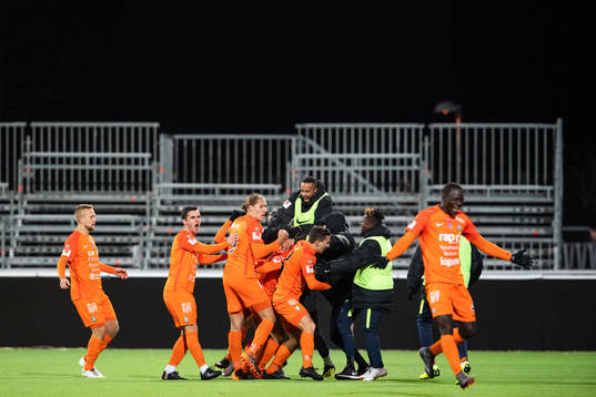 AFC Eskilstunas Bajram Ajeti jublar med lagkamrater efter att han gjort 1-2