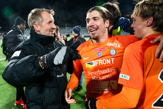 AFC Eskilstunas tränare Nemanja Miljanovic och Christian Miljevic jublar
