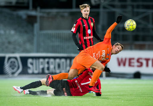 Brommapojkarnas Markus Gustafsson i en duell med AFC