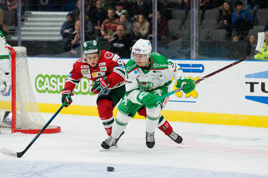 Rögles Samuel Jonsson före Frölundas Tim Söderlund
