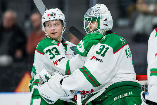 Rögles Samuel Jonsson jublar ihop med målvakt Ville