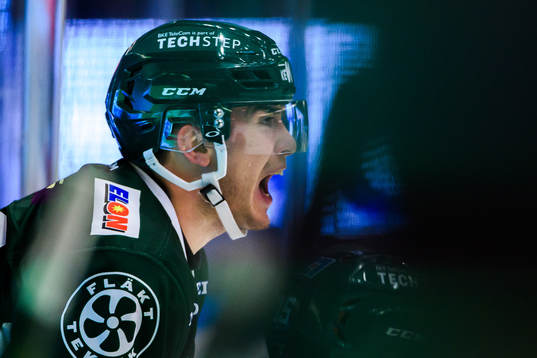 Färjestads Michael Lindqvist reagerar på ett domslut