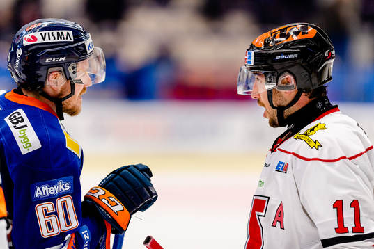 Växjös Erik Josefsson och Örebros Aaron Palushaj pratar
