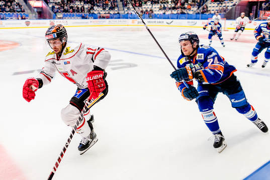 Örebros Aaron Palushaj jagas av Växjös Brendan Shinnimin
