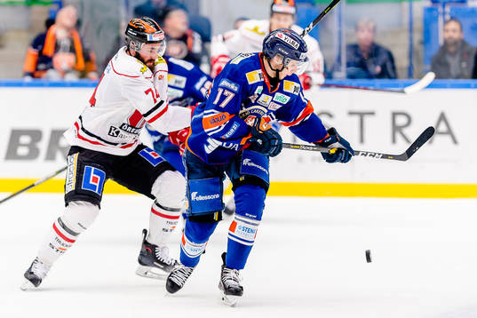 Växjös Jonas Röndbjerg jagas av Örebros Nick Ebert