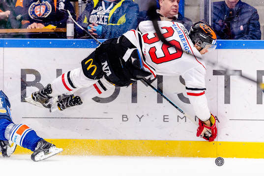 Örebros Jordan Boucher faller