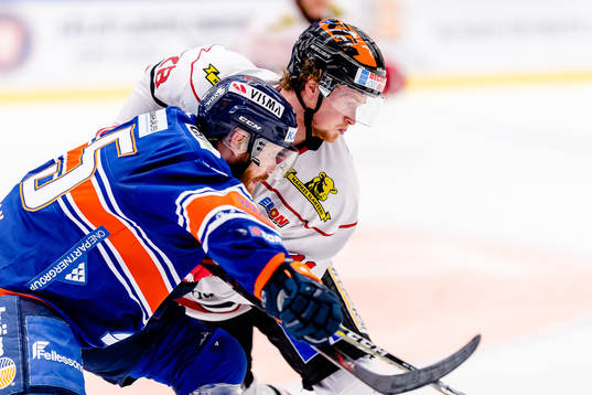 Kamp mellan Växjös Liam Reddox och Örebros Linus Arnesson