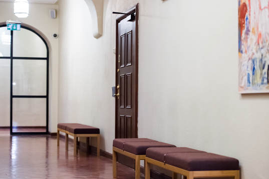 Dörren till salen där rättegången för