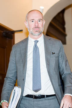 Advokat Johan Åkermark som företräder mutbrottsåtalade