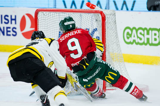 Frölundas Tim Söderlund bryter in framför Brynäs