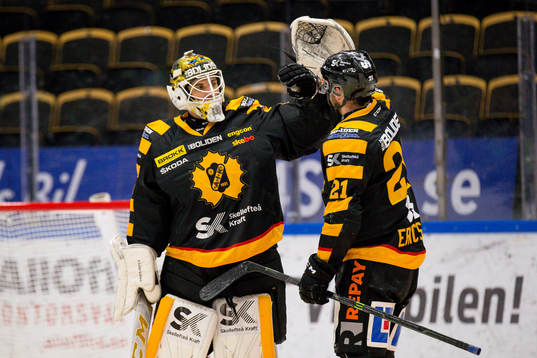 Skellefteås målvakt Mantas Armalis och Jimmie Ericsson