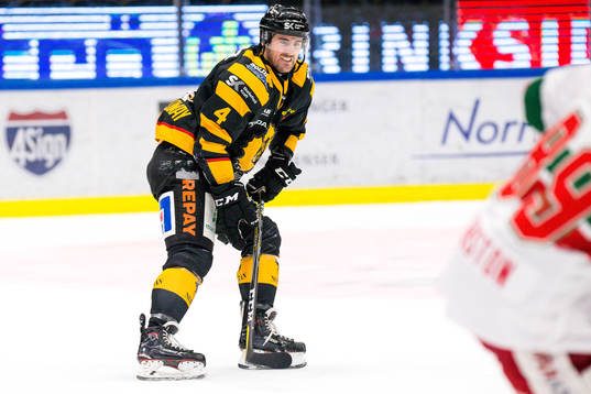 Skellefteås Bud Holloway grinar illa