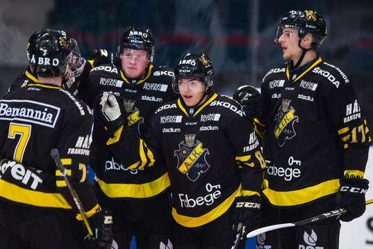 s Lukas Macklin jublar med lagkamrater