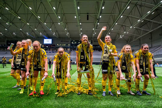 Anna Åsa Olivia Westerlund, Guro Reiten, Ingrid Syrstad Engen, Emilie Bosshard Haavi, Synne Skinnes Hansen and Isabell Bachor of LSK Kvinner celebrate