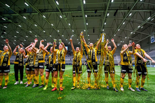 Anna Åsa Olivia Westerlund, Guro Reiten, Ingrid Syrstad Engen, Emilie Bosshard Haavi, Synne Skinnes Hansen and Isabell Bachor of LSK Kvinner celebrate