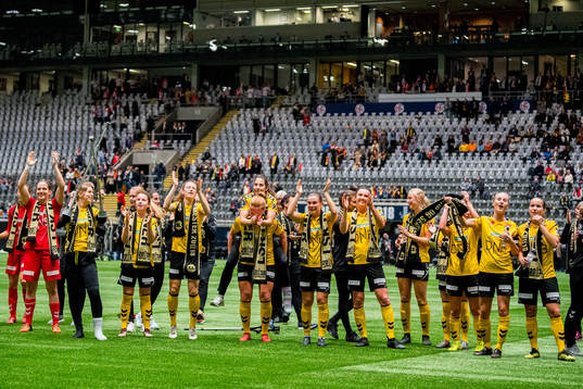Ingrid Kvernvolden, Synne Skinnes Hansen, Anna Åsa Olivia Westerlund, Ingrid Moe Wold, Emilie Bosshard Haavi, Ingrid Syrstad Engen, Anja Sønstevold, Guro Reiten and the players of LSK Kvinner celebrate