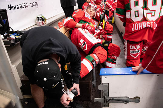 Moras materialförvaltare Håkan Bogg fixar Moras Erlend