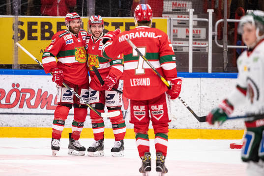 Moras Niki Petti jublar