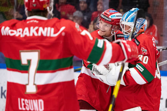 Moras Adam Massuhr jublar med målvakt Janne Juvonen