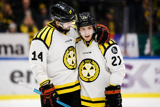 Brynäs Johan Alcén och Emil Forslund  jublar