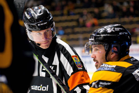 Domare Tobias Björk pratar med Skellefteås Jimmie Ericsson