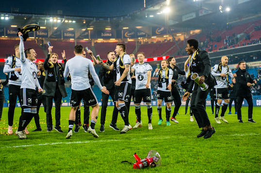Mike Jensen, Nicklas Bendtner, Igho Ogbu and the players of Rosenborg celebrate after the cup final match between Rosenborg and Strømsgodset on December 2, 2018 in Oslo.
