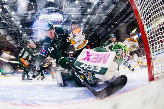 Färjestads Daniel Viksten och målvakt Markus Svensson