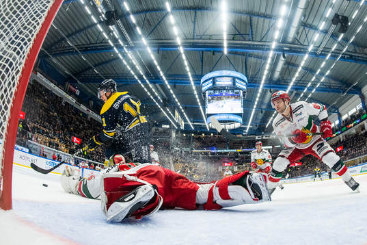 s Simon Önerud gör 6-0 bakom Moras målvakt Isak Wallin